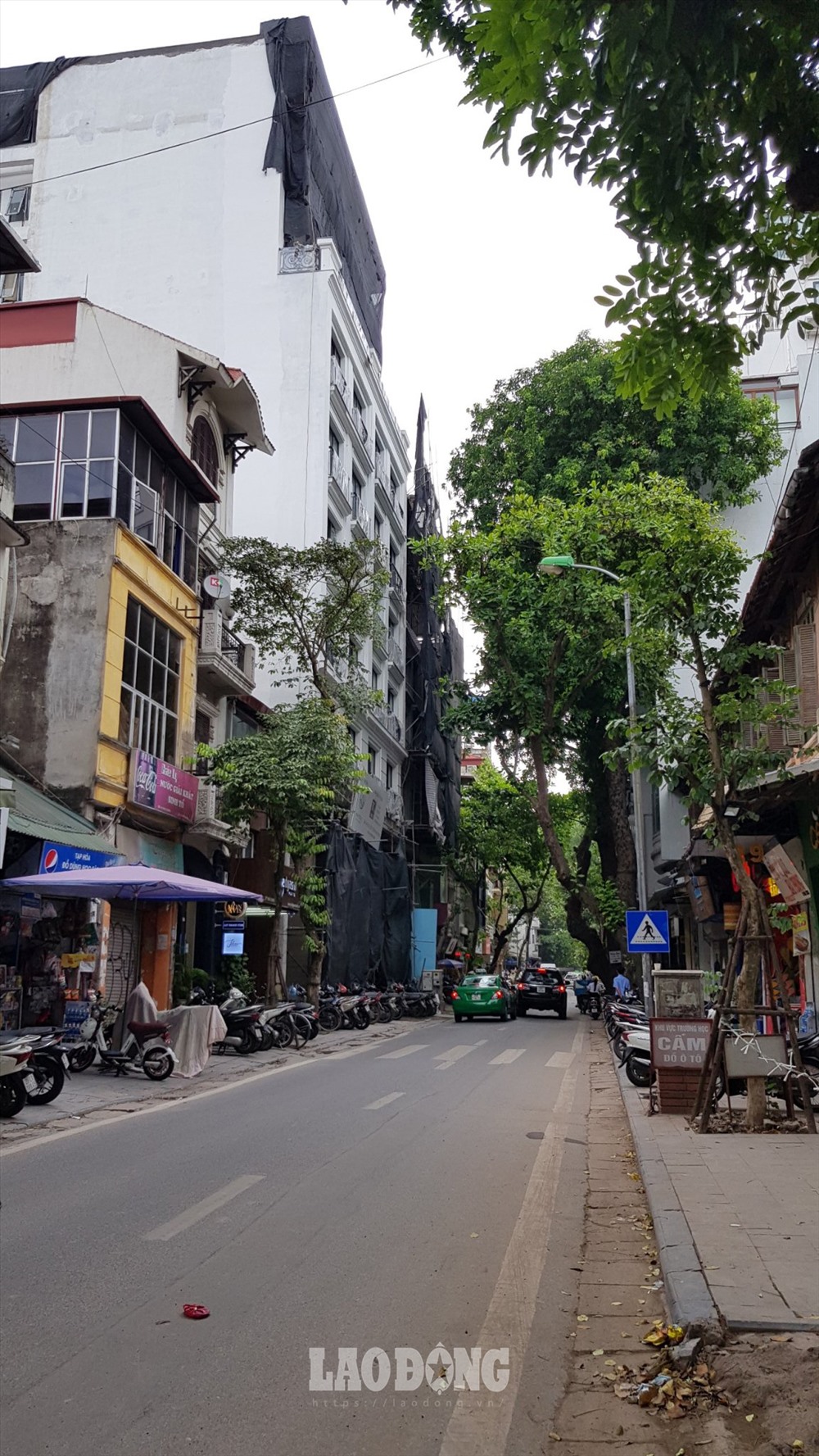 Ông Đỗ Tiến Thức (Hàng Trống) phản ánh, một người mua ba số nhà 26, 28, 30 Nhà Chung và có giấy phép xây 6 tầng “nhưng giờ đã xây lên tầng thứ 9, chắc họ sẽ có giấy phép hoặc mồm phép“.