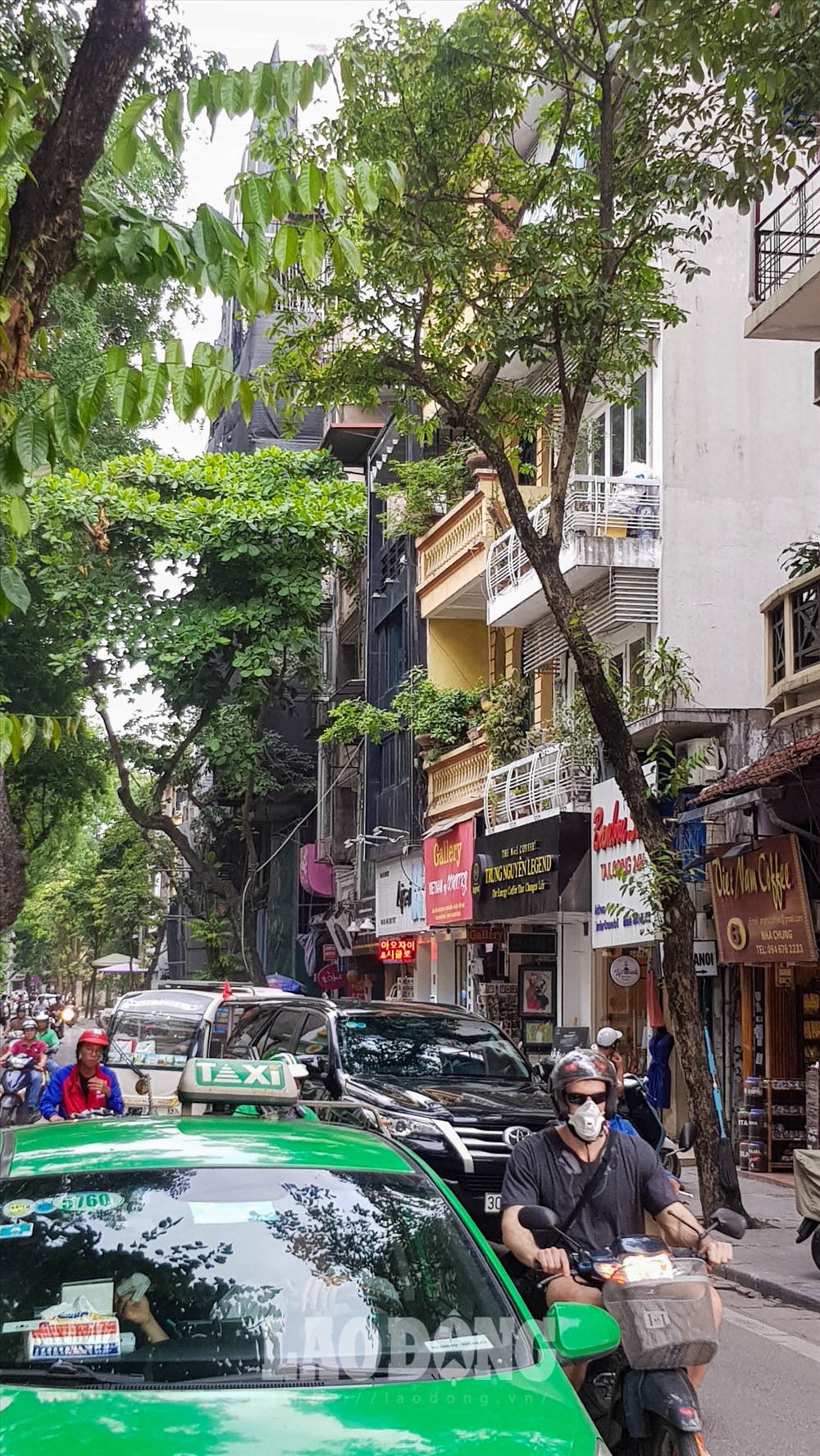 Chúng tôi đã liên hệ với ông Vũ Tuấn Trung, Đội trưởng đội quản lý trật tự xây dựng đô thị quận Hoàn Kiếm nhưng chưa nhận được ý kiến trả lời.
