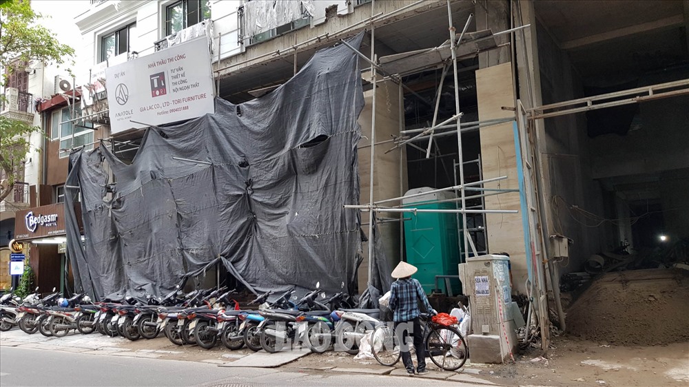 Bà Nguyễn Thị Hoa (Hoàn Kiếm - Hà Nội) cho hay: “Không cần đo đạc kiểm đếm gì, quan sát bằng mắt thường cũng thấy tòa này cao hơn rất nhiều so với những tòa nhà khác. Thi công rầm rộ như thế này, nhìn vào thì không ai nghĩ đang có lệnh cắt mái của lãnh đạo quận? Cưỡng chế rồi mà vẫn như thế này thì đúng là nhờn với luật pháp, thách thức chính quyền. Ở ngõ hẻm không ai biết đã đành, đằng này lại án ngữ ngay gần nhà thờ lớn“.