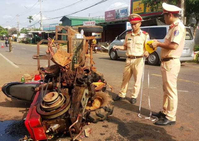 Cơ quan công an tiến hành khám nghiệm hiện trường vụ tai nạn. Ảnh: Chính Cương/KTĐT.