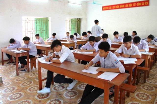 Các thí sinh dự thi tại điểm thi trường THPT Nho Quan B (Ninh Bình). NT