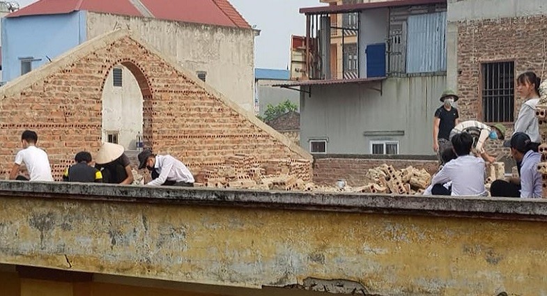 Hình ảnh học sinh đẽo gạch được đăng tải trên mạng xã hội.