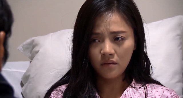 Khán giả hoàn toàn bị thuyết phục bởi một Thu Huệ nhu nhược trong “Về nhà đi con“. Ảnh: VFC.