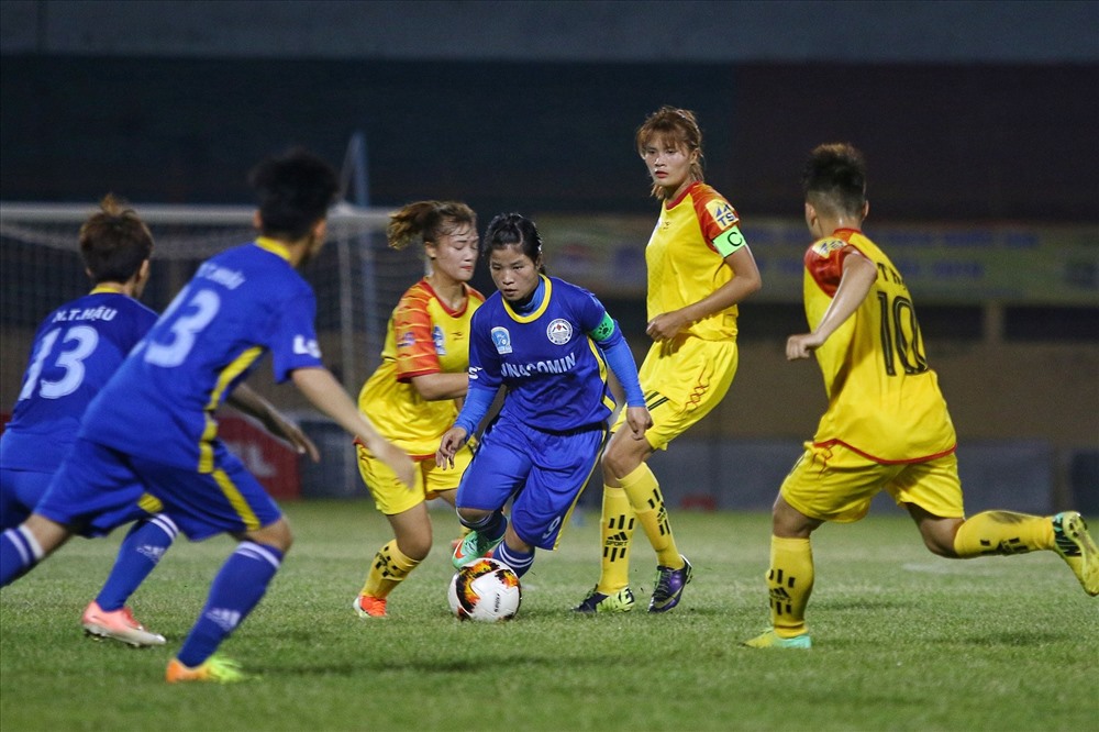 YKS. VN cũng đánh bại các cô gái Sơn La với cùng tỉ số 4-0, qua đó có 2 trận toàn thắng và bám đuổi PP. HN trên BXH. Ảnh: TSB