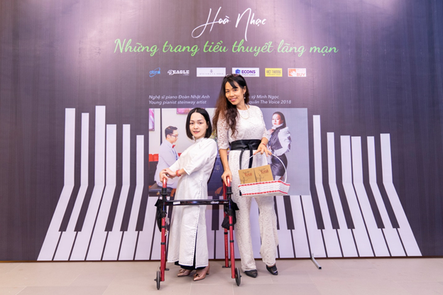Nhà văn trẻ nổi tiếng Trần Trà My (trái) đã bay từ trong Thành phố Hồ Chí Minh ra để tham dự chương trình. Ảnh: Ecopark