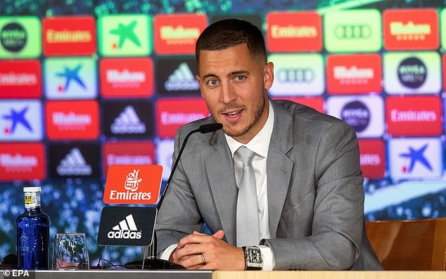 Hazard bảnh bao trong buổi họp báo đầu tiên tại sân Bernabeu. Ảnh: EPA.