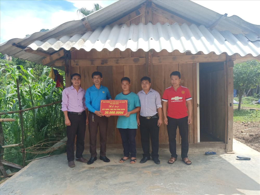 Đồng chí Phạm Ngọc Nhưng - Phó Chủ tịch LĐLĐ huyện Tủa Chùa trao kinh phí hỗ trợ gia đình đoàn viên Hạng A Cầu xây mới nhà ở Mái ấm công đoàn. Ảnh: P.V