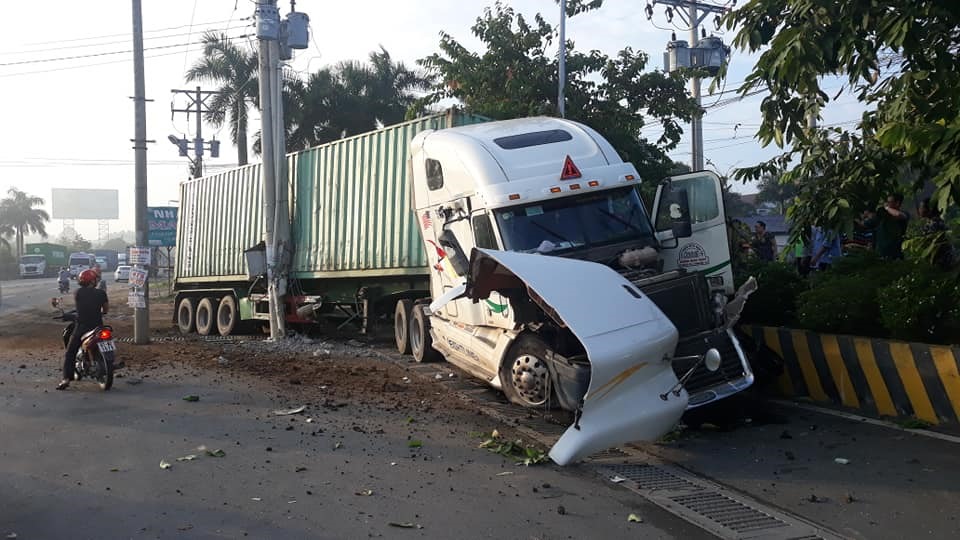 Hiện trường vụ tai nạn container và xe ô tô 4 chỗ khiến 5 người tử vong.