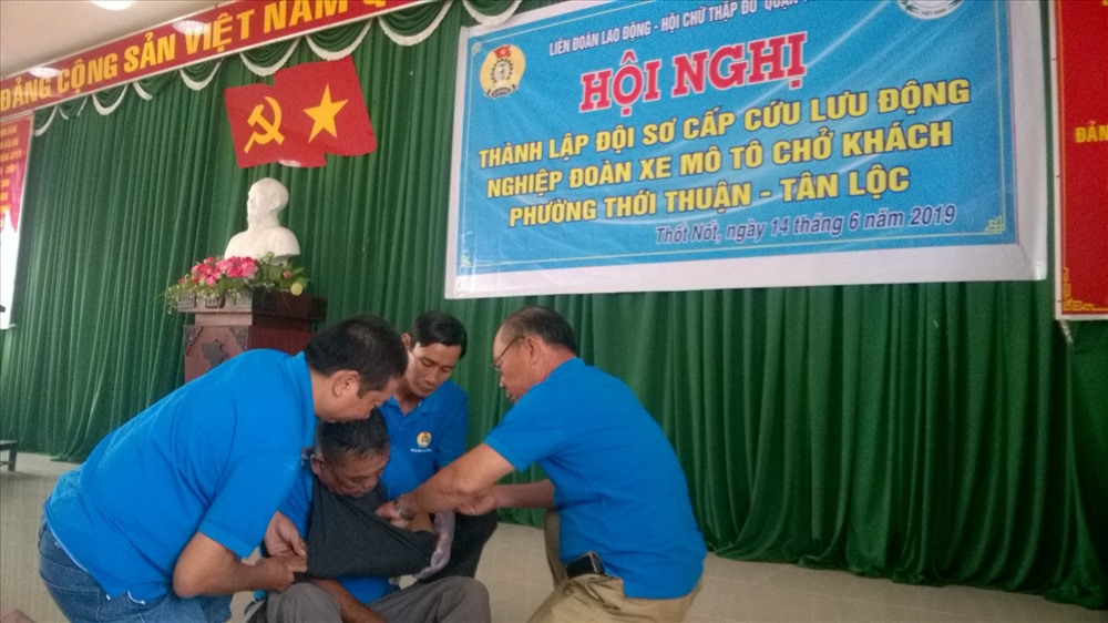 Diễn tập sơ cấp cứu tại buổi lễ thành lập của đội sơ cấp cứu phường Thới Thuận.