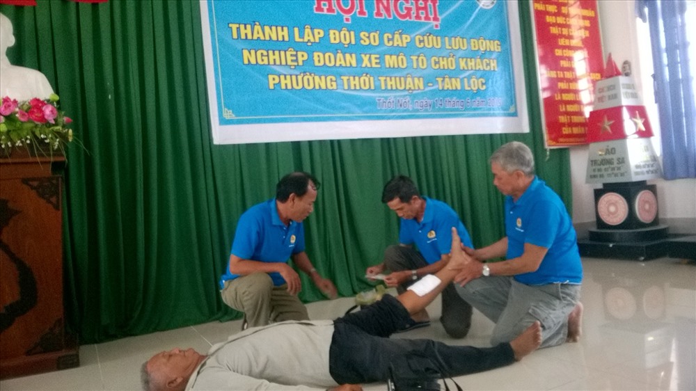 Diễn tập sơ cấp cứu tại buổi lễ thành lập của đội sơ cấp cứu phường Tân Lộc.