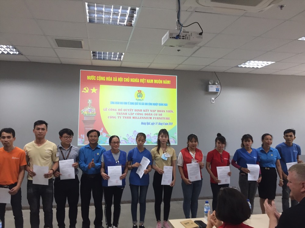 Trao quyết định kết nạp đoàn viên. Ảnh: Hà Phương