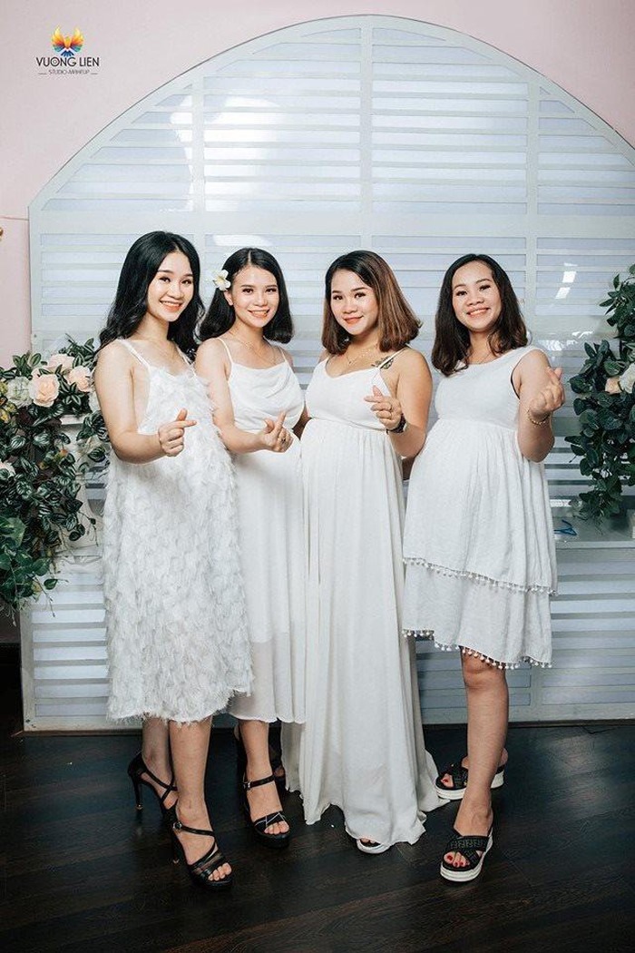 Chị Võ Lượng (SN 1991, Nghệ An) - một trong số 4 chị em chụp bộ ảnh đang gây chú ý, cho biết gia đình mình có 7 chị em gái, sinh từ năm 1982-1996. Tất cả đều đã lập gia đình, hiện sinh sống ở 3 thành phố Vinh, Hà Nội và Nha Trang. Chị Lượng chia sẻ thêm: “Gia đình và bạn bè ngạc nhiên lắm. Nhà ngoại luôn có tư tưởng càng đông con cháu càng vui nên ông bà thích vô cùng. Còn mấy chị em, ngẫu nhiên mang bầu cùng lúc nên rất phấn khởi“. Ảnh: Võ Lượng.