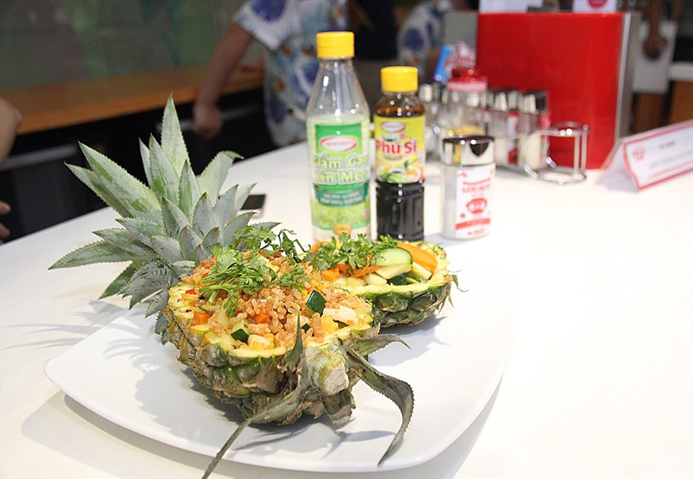 Cơm chiên giòn hải sản kiểu Hawaii được giới thiệu tại chương trình (ảnh: K.Tuấn).