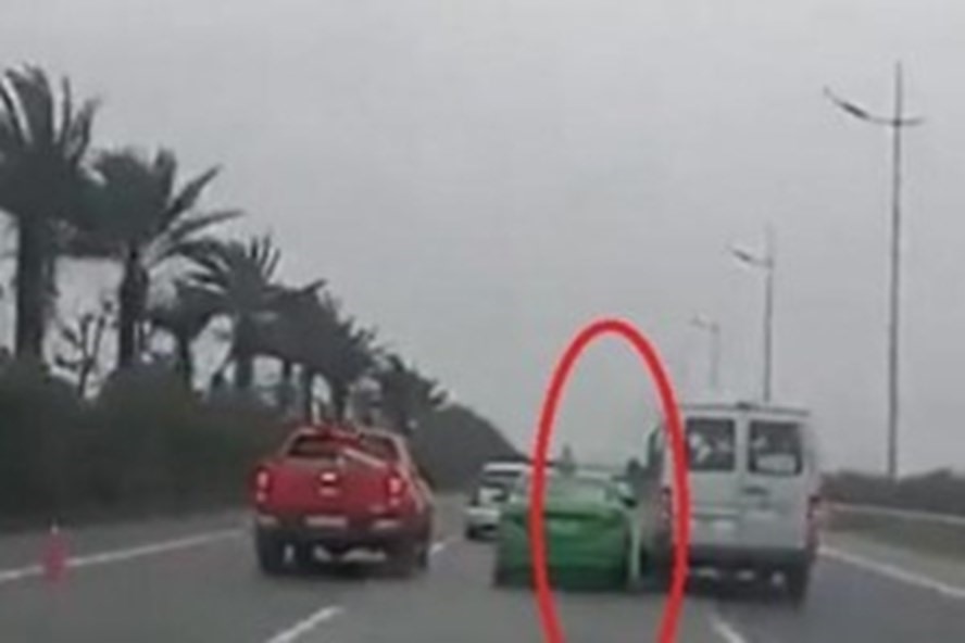 Màn rượt đuổi và chèn ép nhau giữa hai ôtô gây mất TTATGT. Ảnh cắt từ clip