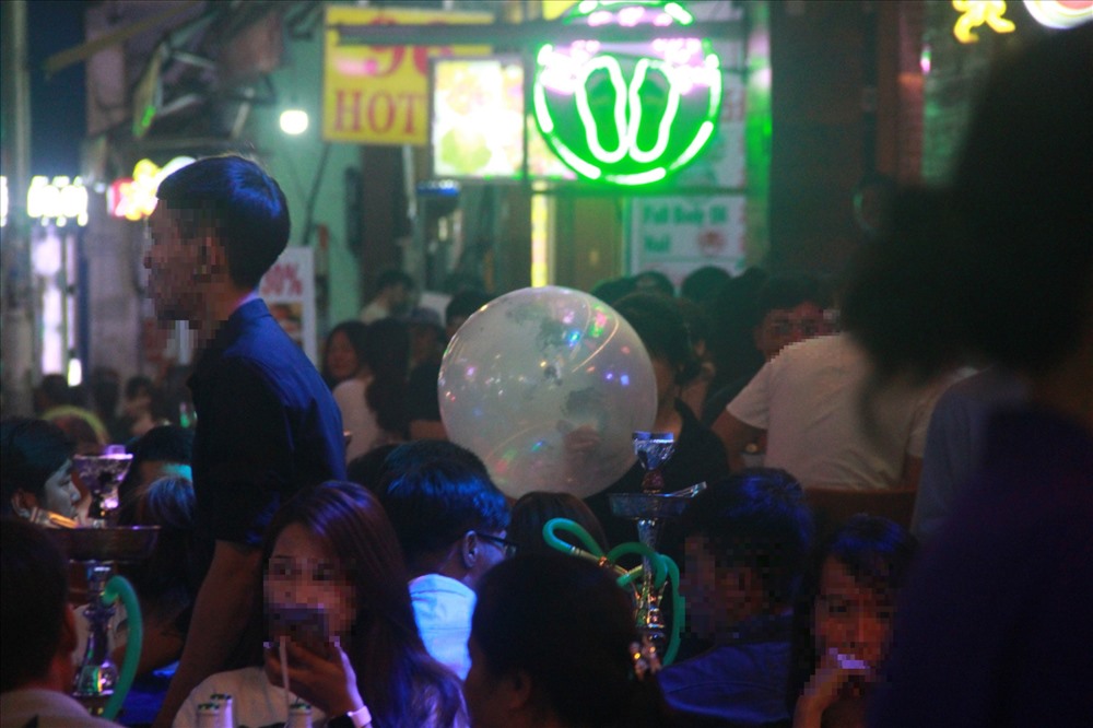 Người chơi thoải mái sử dụng, người bán sẵn sang phục vụ khi khách có nhu cầu. Giá một quả bóng cười giao động từ 60 đến 100 nghìn đồng tùy vào các địa điểm quán khác nhau.