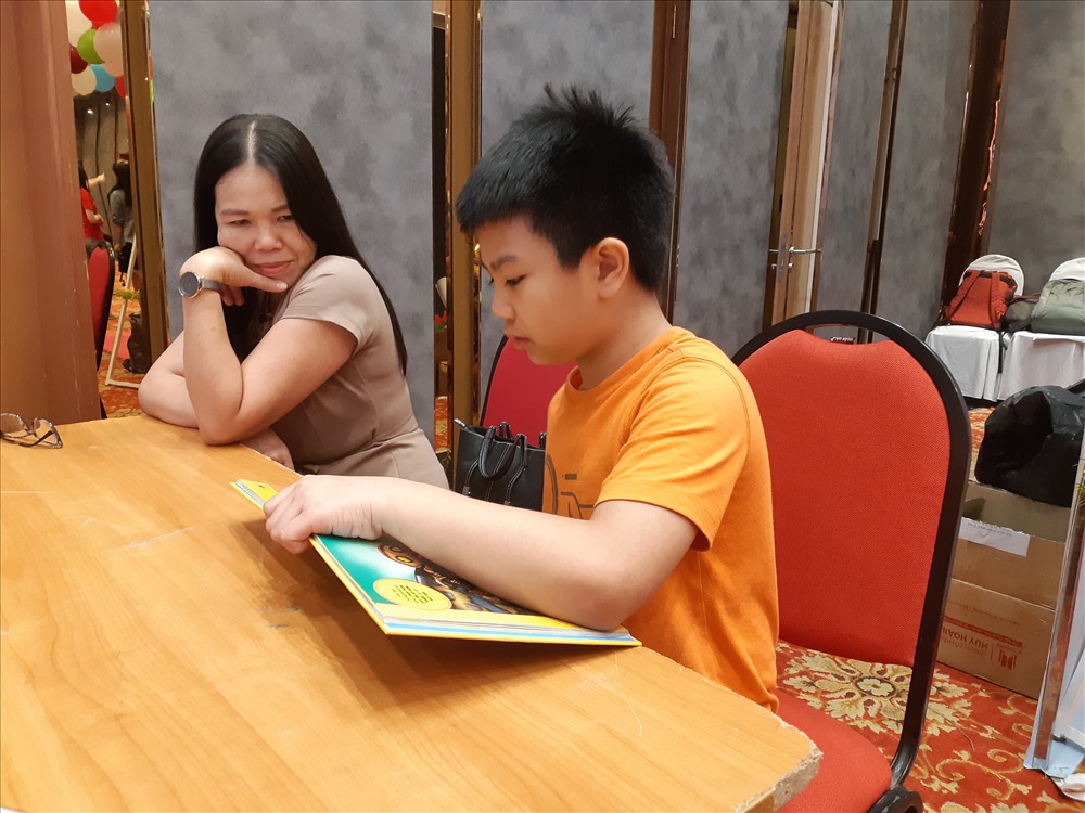 Lắng nghe, đọc sách cùng con. Ảnh: T.Linh