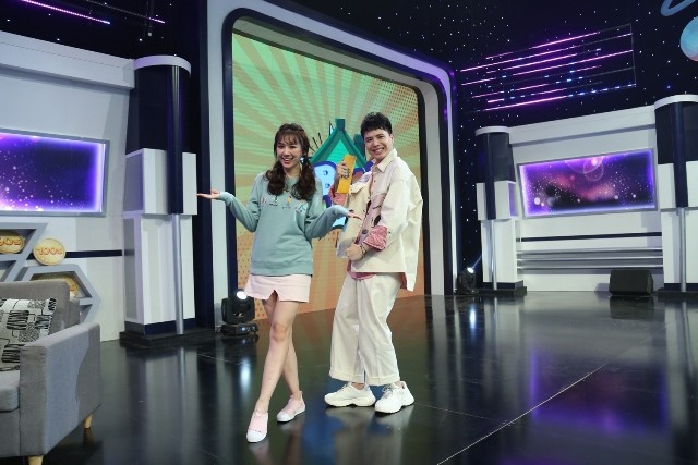 Hari Won - Trịnh Thăng Bình chọn trang phục trẻ trung để gần gũi với các bé.