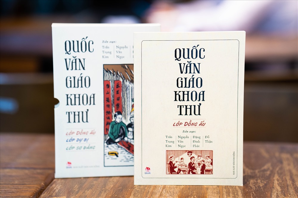Quyển Ðồng ấu - Cours Enfantin dành cho học sinh lớp Năm, gồm 34 bài đầu dạy trẻ các chữ cái và đánh vần, 55 bài sau là các bài tập đọc.