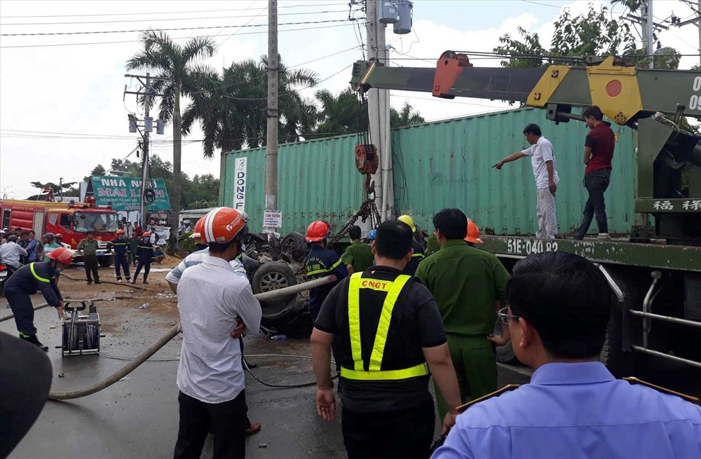 Lực lượng cứu hộ đưa xe ô tô con ra khỏi vị trí mắc kẹt.