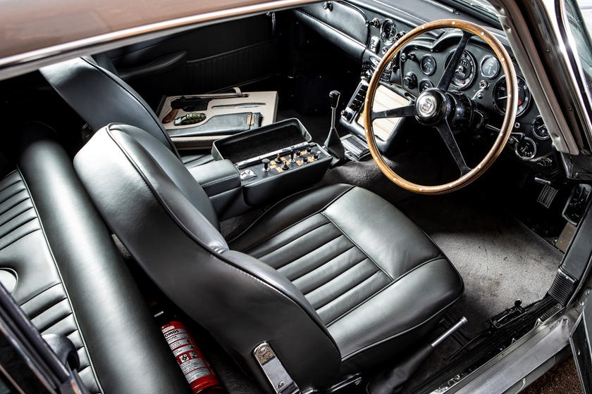 Nội thất bên trong Aston Martin DB5. Ảnh: Carbuzz