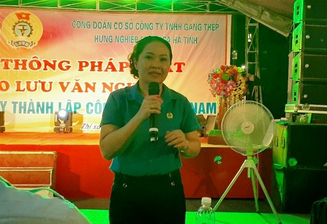 Bà Lê Thị Hải Yến - PCT LĐLĐ Hà Tĩnh phát biểu tại buổi tuyên truyền pháp luật