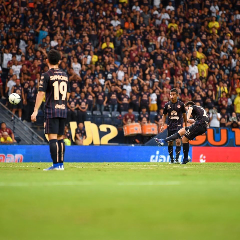 Pha sút phạt mẫu mực giúp Xuân Trường được vinh danh tại Thai League. Ảnh: Buriram FC