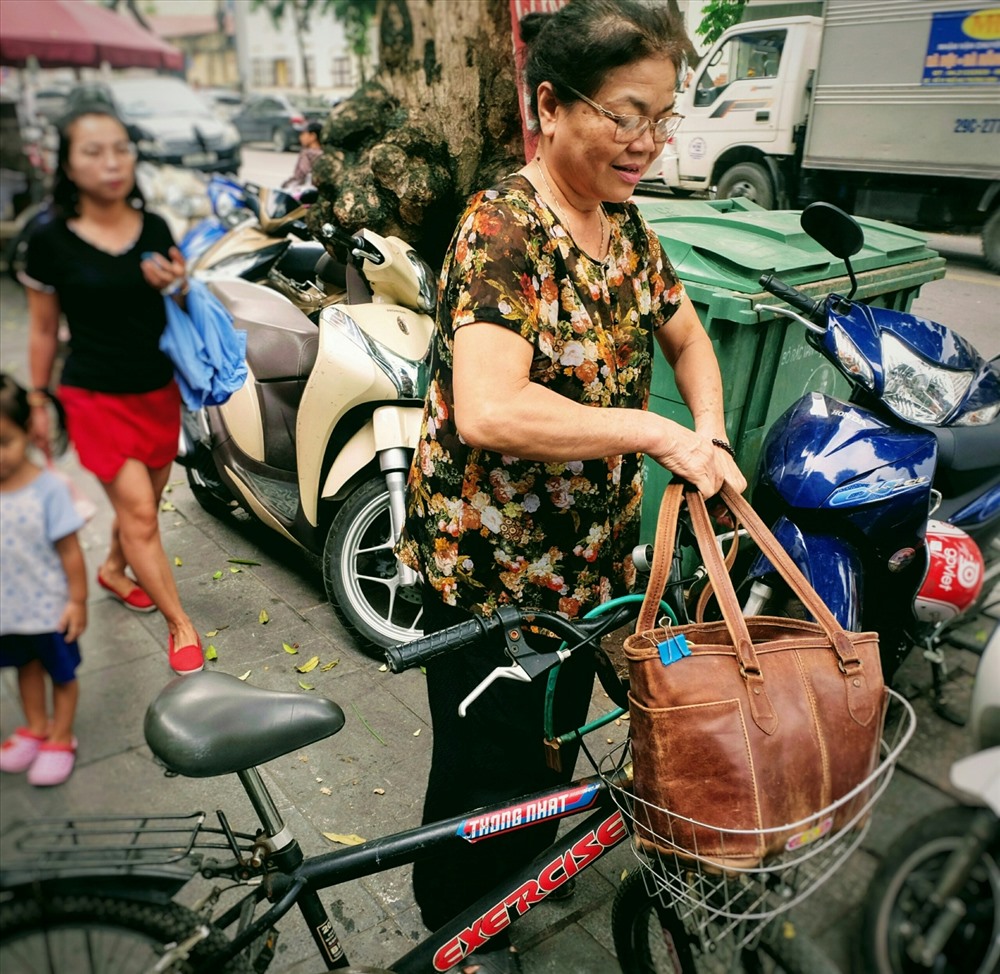 Mỗi ngày cô cùng chiếc xe đẹp của mình đi đến nhà trọ để chuẩn bị những thùng nước miễn phí.