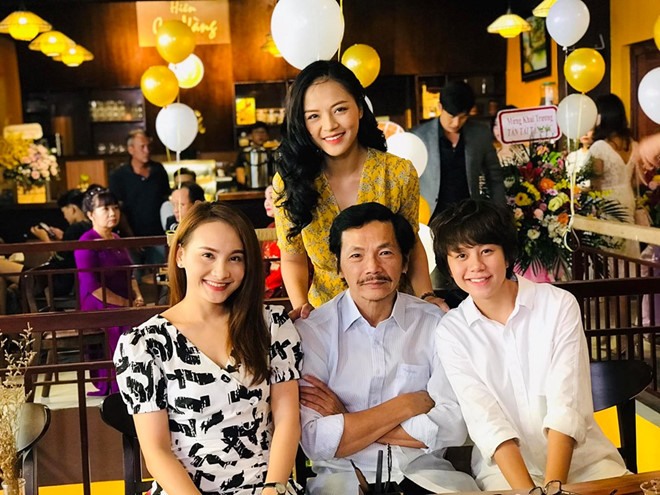 Nghệ sĩ Trung Anh bất ngờ được ê-kíp phim tổ chức sinh nhật tại trường quay Ảnh: FBNV