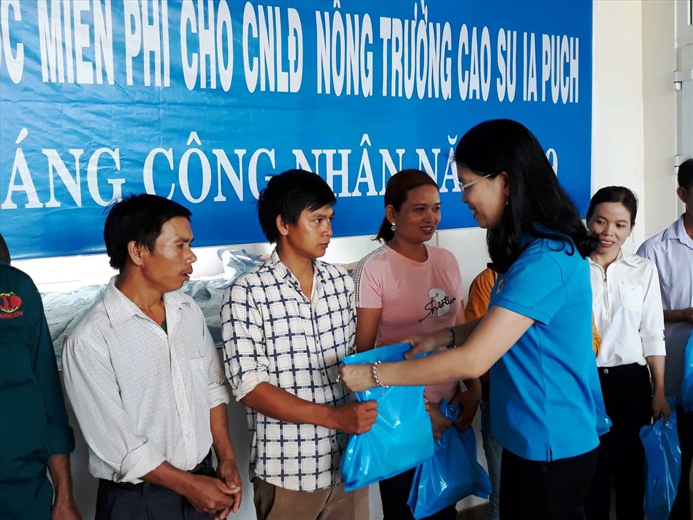 Những suất quà là sự động viên, chia sẻ giữa các cấp đoàn đến với CNLĐ khó khăn. Ảnh T.H