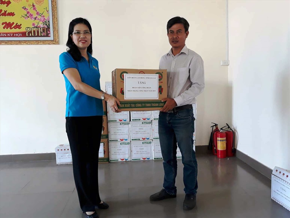 Bà Trần Lệ Nhung - Chủ tịch LĐLĐ Gia Lai - trực tiếp tặng quà cho CNLĐ. Ẩnh T,H
