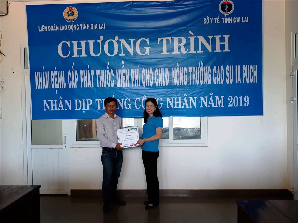 Đây là chương trình ý nghĩa của công đoàn Gia Lai khi tổ chức khám chữa bệnh, cấp phát thuốc miễn phí cho CNLĐ. Ảnh T.H
