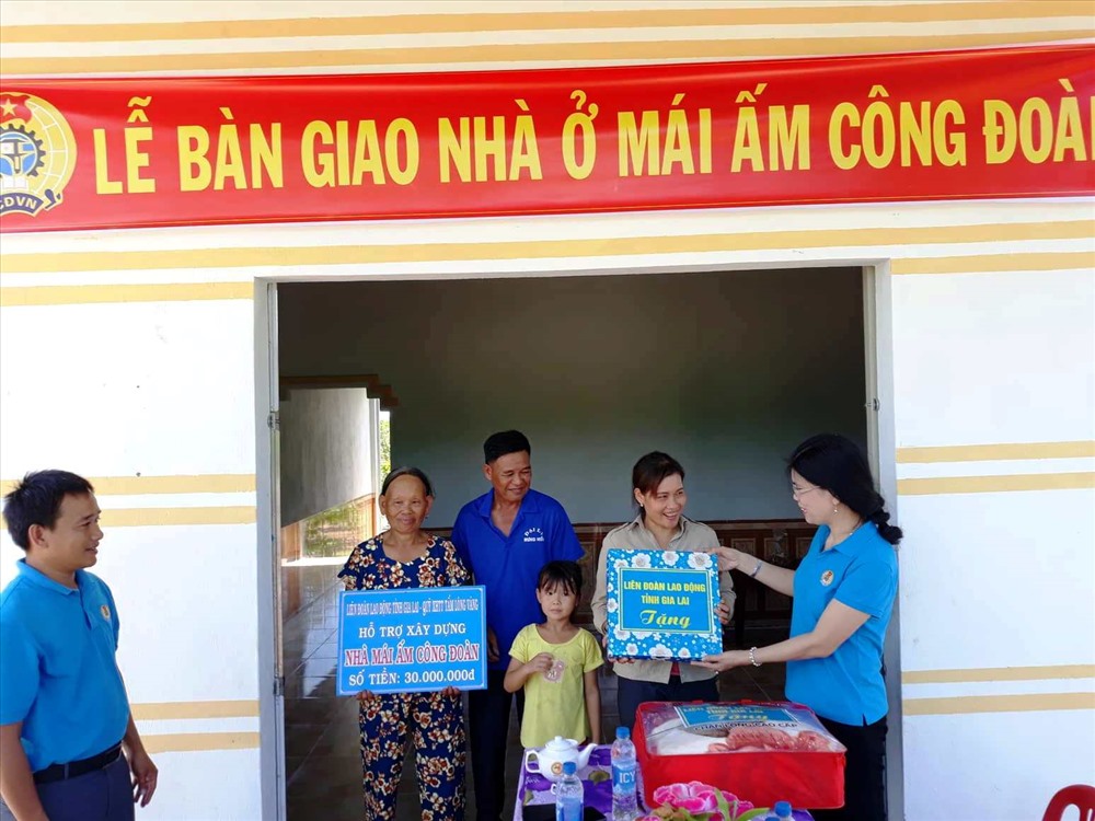 Trao tặng nhà “Mái ấm công đoàn” cho Công nhân chưa có nhà ở. Ảnh T.H