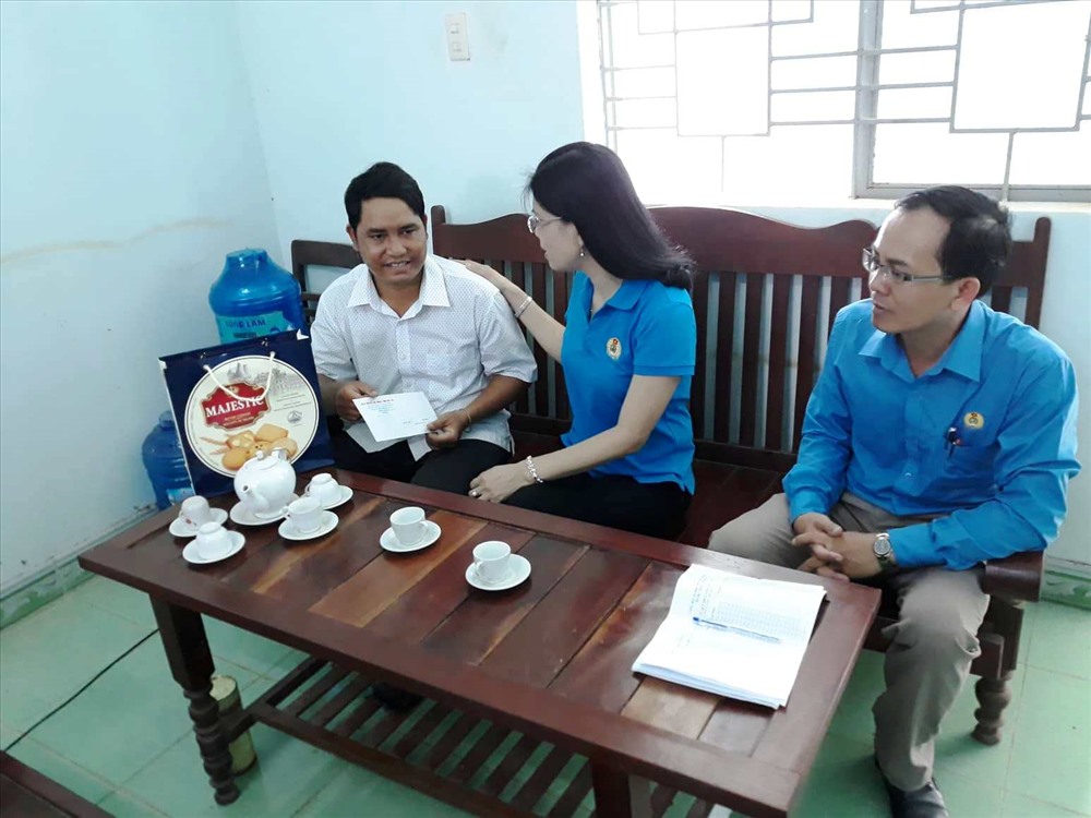 Động viên, chia sẻ CNLĐ hăng hái thi đua sản xuất, giúp ích cho xã hội. Ảnh T.H