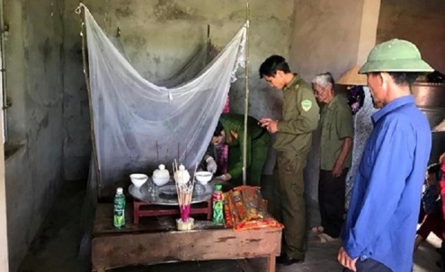 Bàn thờ vừa được lập sau cái chết của mẹ con chị Y.