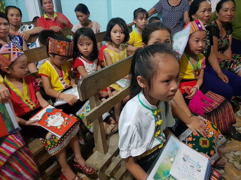 Các em nhỏ rất háo hức tham gia lớp học, vì tại đây cô Tâm còn trao tặng thêm một tủ sách miễn phí với nhiều đầu sách hấp dẫn. Ảnh: A.Đ