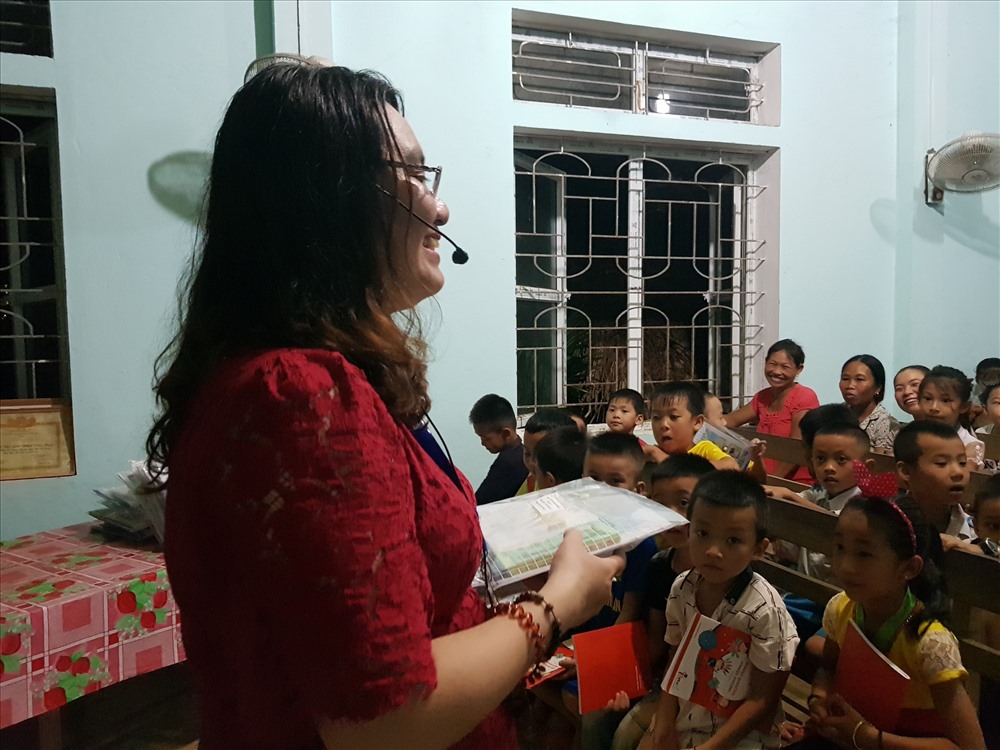 Cô Tâm miệt mài truyền đạt kiến thức, kỷ năng cho các em nhỏ. Ảnh: A.Đ