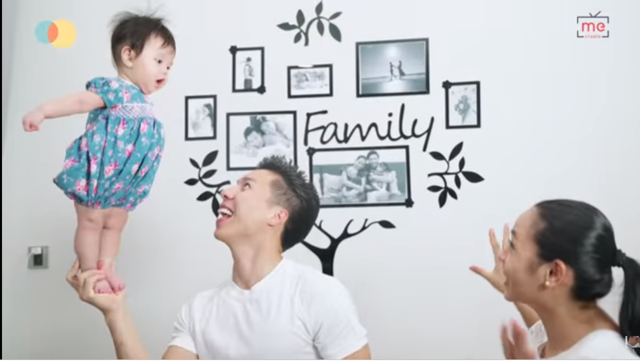 Nghệ sĩ Quốc Nghiệp làm xiếc với con gái mới 6 tháng tuổi. Ảnh cắt từ clip