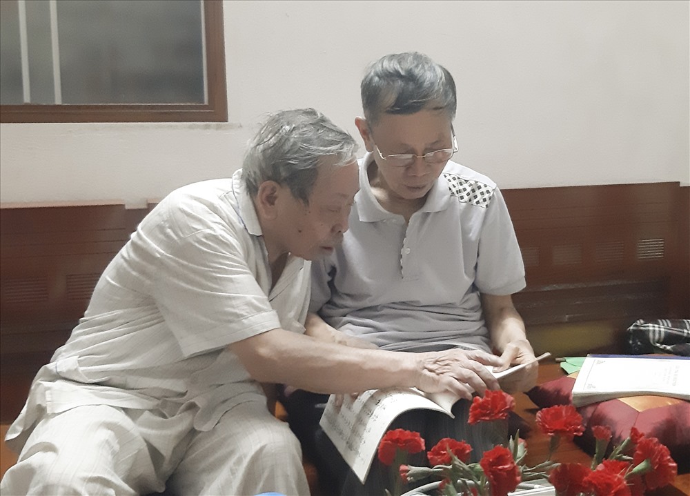 Ông Vũ Văn Luân trao đổi cùng hậu duệ của ông Ba Giai. Ảnh Trần Vương