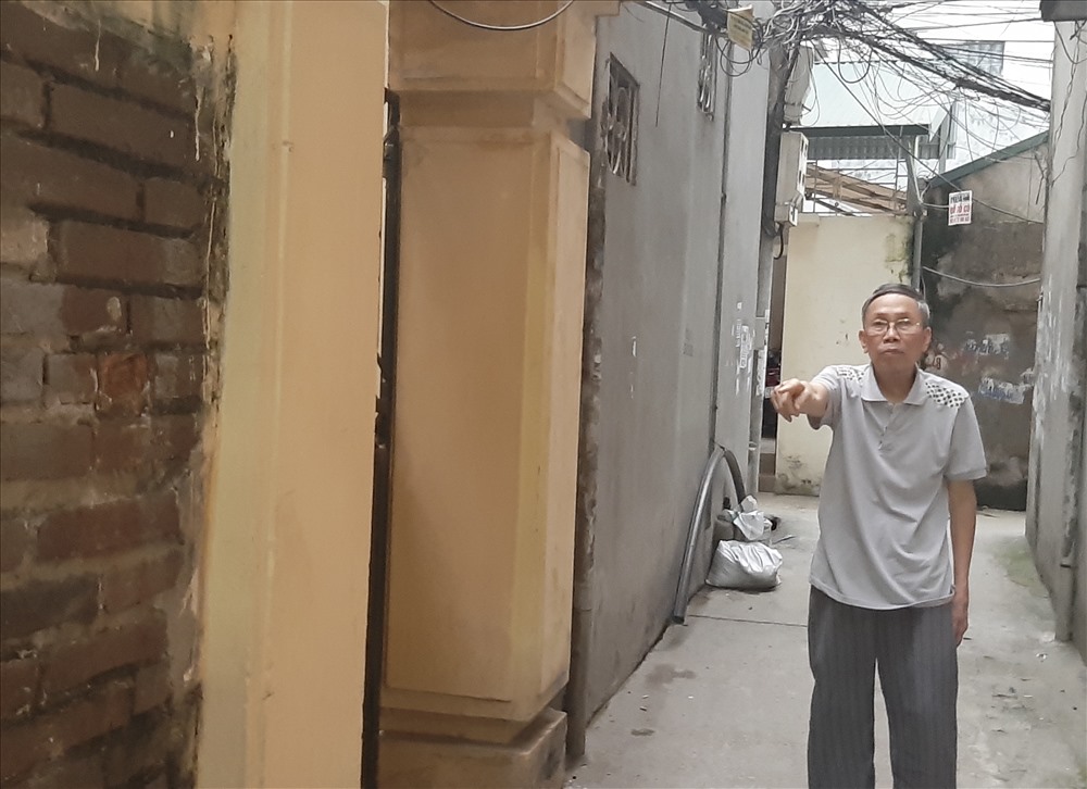 Ông Thìn chỉ về khu nhà thờ ông Ba Giai và các cụ trong dòng họ Nguyễn tại làng Hồ Khẩu (phường Bưởi, quận Tây Hồ). Ảnh Trần Vương