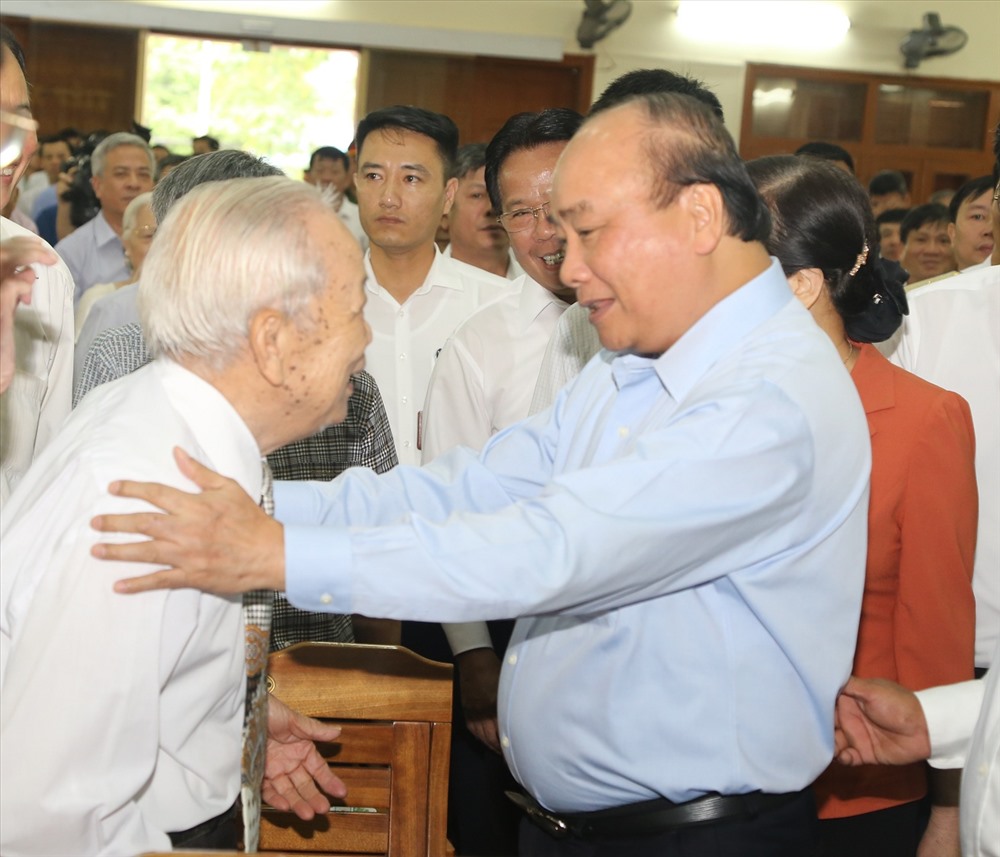 Thủ tướng trao đổi với cử tri nguyên là cán bộ tiền khởi nghĩa