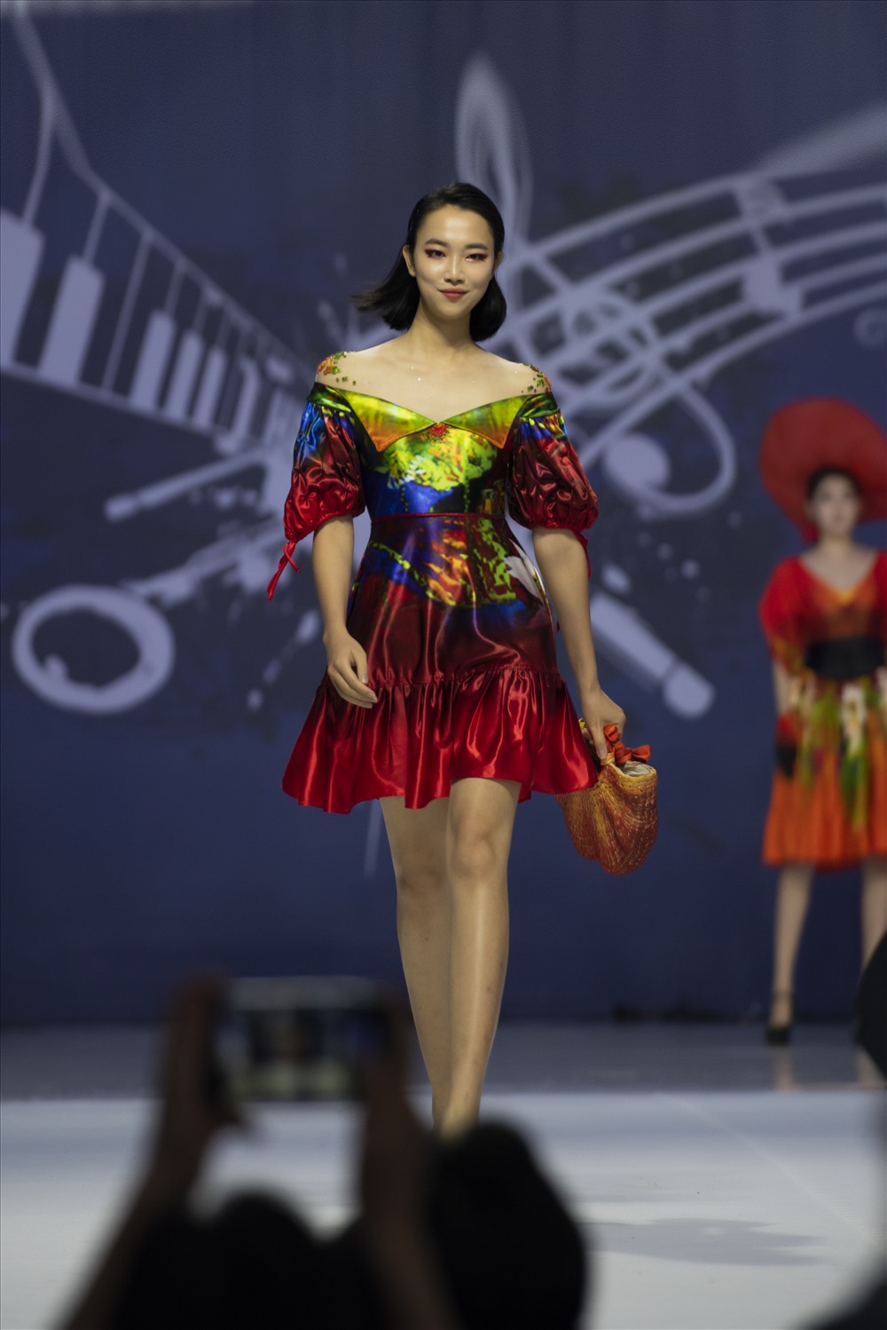 Khán phòng ngập tràn tiếng vỗ tay chúc mừng “Flower dream” của NTK Đỗ Trịnh Hoài Nam. Ảnh: Vũ Đình Hải.