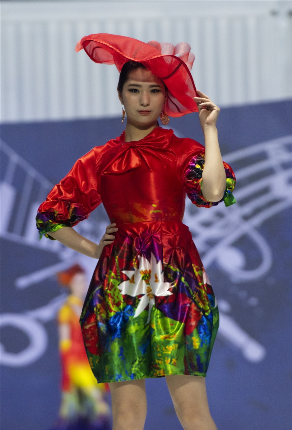 Những người mẫu Hàn Quốc duyên dáng trình diễn BST Giấc mơ hoa của NTK Việt Nam. Ảnh: Vũ Đình Hải.