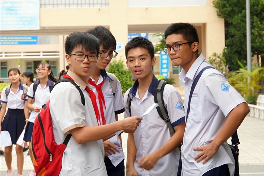 Thí sinh thi vào lớp 10 tại điểm thi trường THCS Điện Biên (quận Bình Thạnh). Ảnh: Anh Nhàn