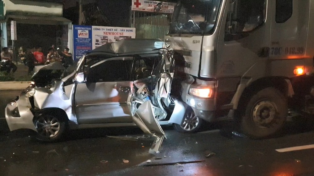 Người dân phá cửa đưa tài xế ô tô 7 chỗ ra ngoài đi cấp cứu.