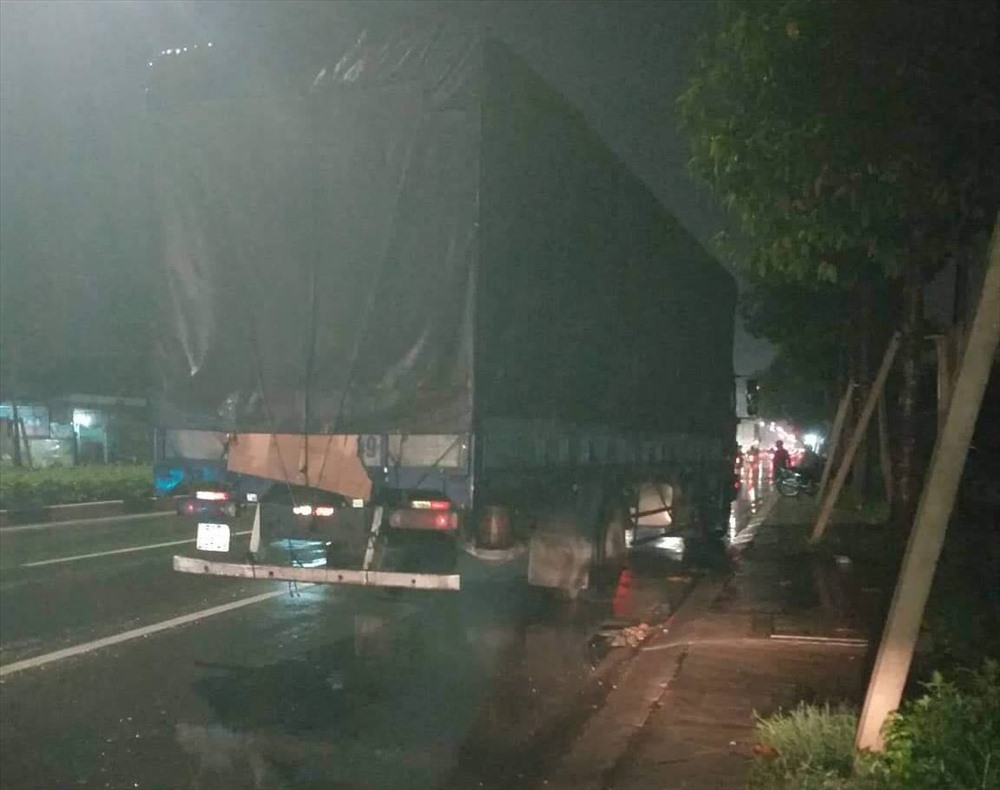 Xe tải rời khỏi hiện trường bị người dân đuổi theo yêu cầu quay lại.