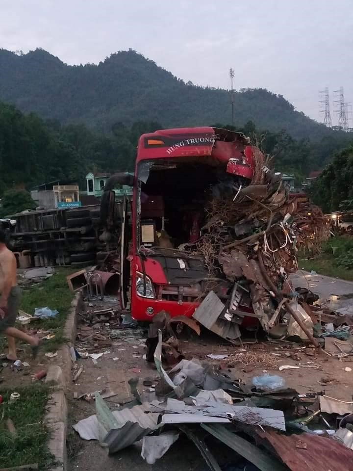 Sau cú đâm mạnh, hai phương tiện bị hư hỏng nặng. Ảnh: Phương Hiền
