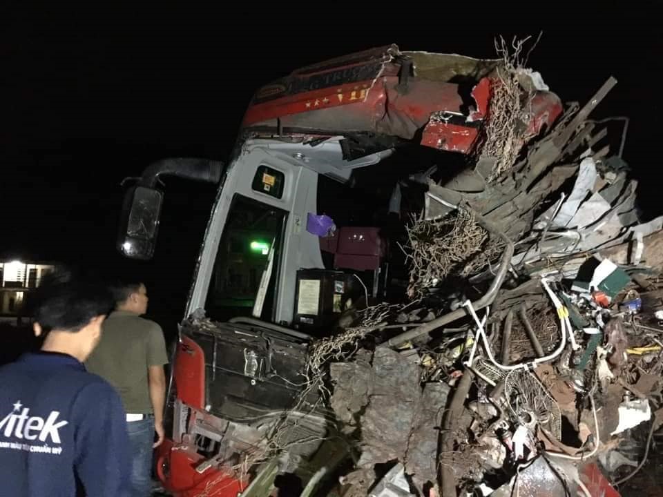 Sau cú đâm mạnh, hai phương tiện bị hư hỏng nặng. Ảnh: Phương Hiền