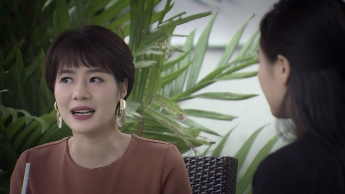 Uyên tới tìm Huệ để xin lỗi.