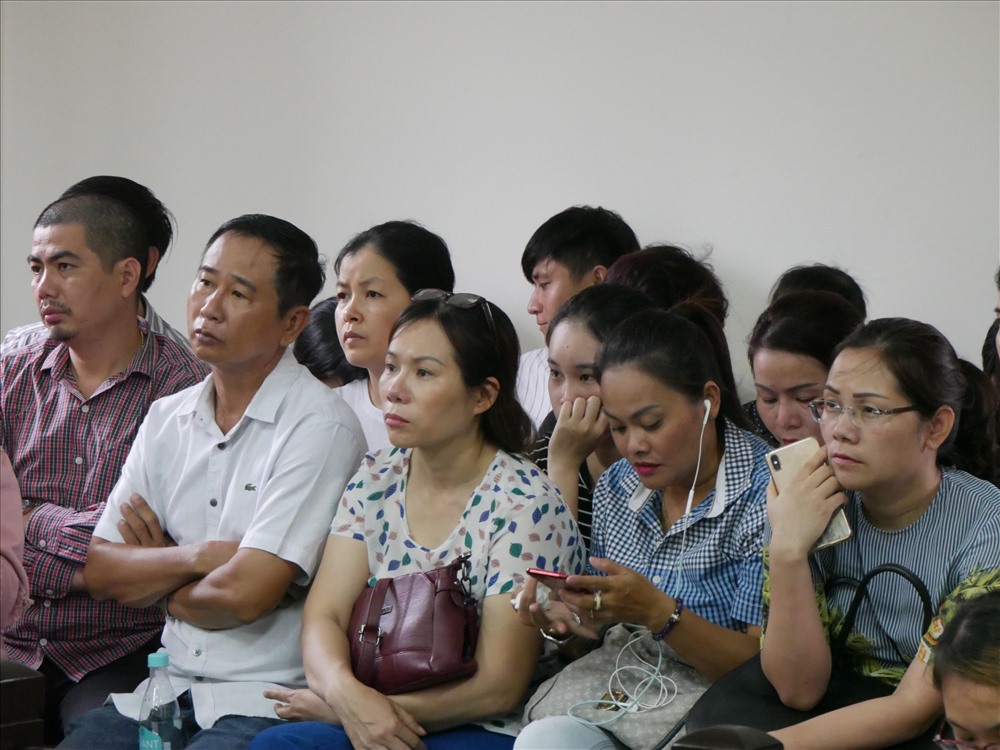 Các gia đình thân nhân bị hại tham dự phiên tòa. Ảnh: Anh Tú.