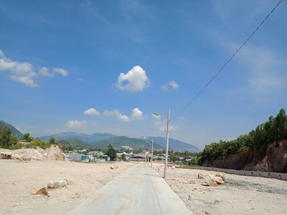 Đường bê tông được mở lên tận nơi sau khi núi Đất bị san phẳng, tạo mặt bằng. Ảnh: PV